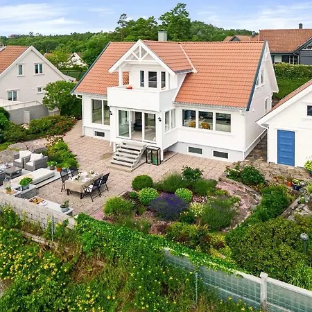 In Beautiful Surroundings Close To The Zoo Daire Kristiansand